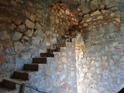 Varchiamo a questo punto l�entrata posteriore per ritrovarci davanti a una scala in pietra priva di ringhiera che ci permette di salire